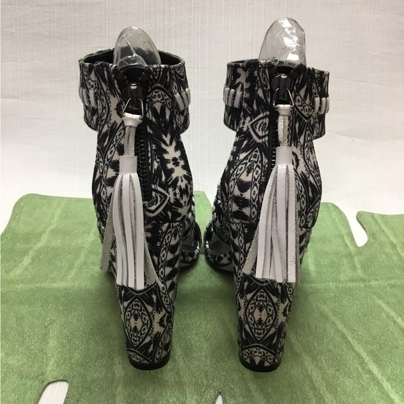 Nicole Miller Beautiful Black & White Heels - Picture 5 of 9